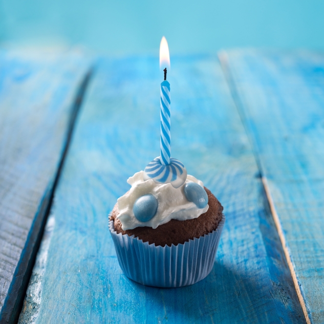BackDecor 12 Wachskerzen blau-weiß mit Zuckerkerzenhalter - langsam abbrennend 