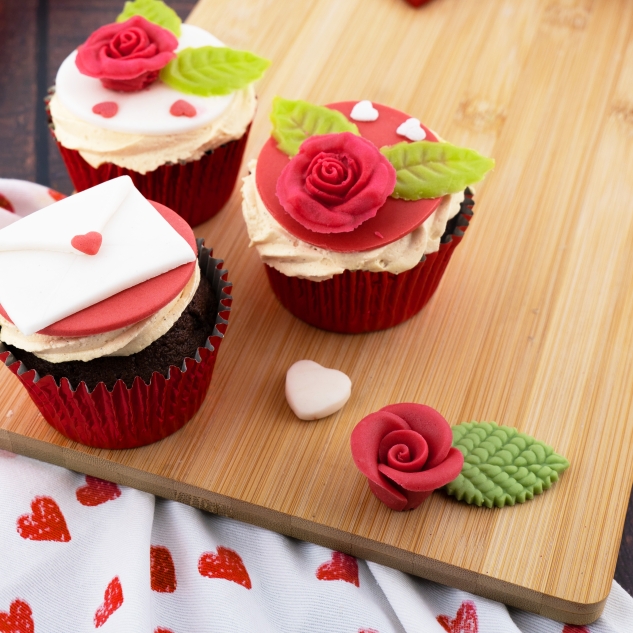 BackDecor 3 rote Rosen aus Marzipan 