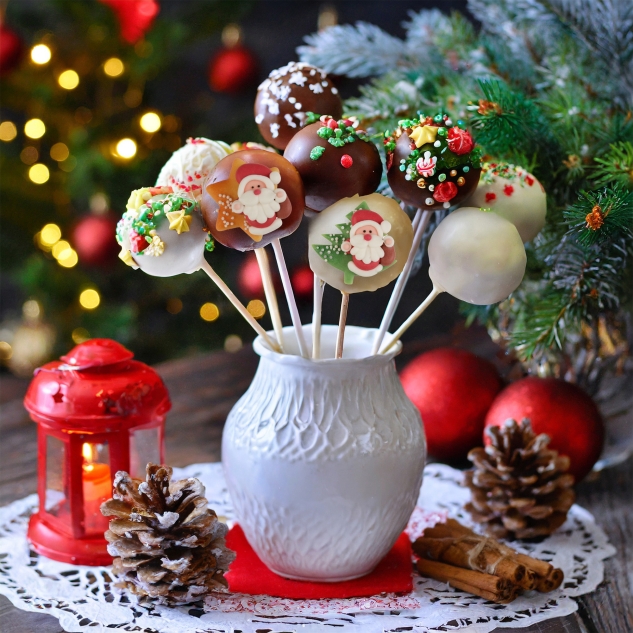 48 Zucker- Nikolaus mit Stern und Tanne aus Marzipan 
