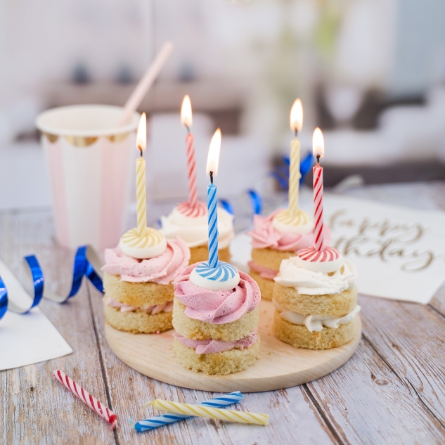 BackDecor 12 bunte Wachskerzen mit Zuckerkerzenhalter - langsam abbrennend 