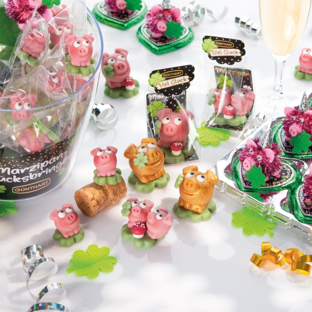 1 Stück Marzipan-Schweinchen gold auf Kleeblatt im Cellophanbeutel 