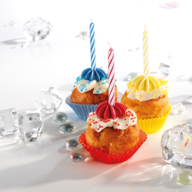 BackDecor 12 bunte Wachskerzen mit Zuckerkerzenhalter - langsam abbrennend 